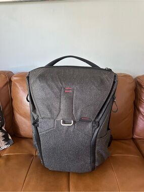 PEAK DESIGN THE EVERYDAY BACKPACK 30L CHARCOAL GREY RUCKSACK MAGLATCH ULTRAZIPS